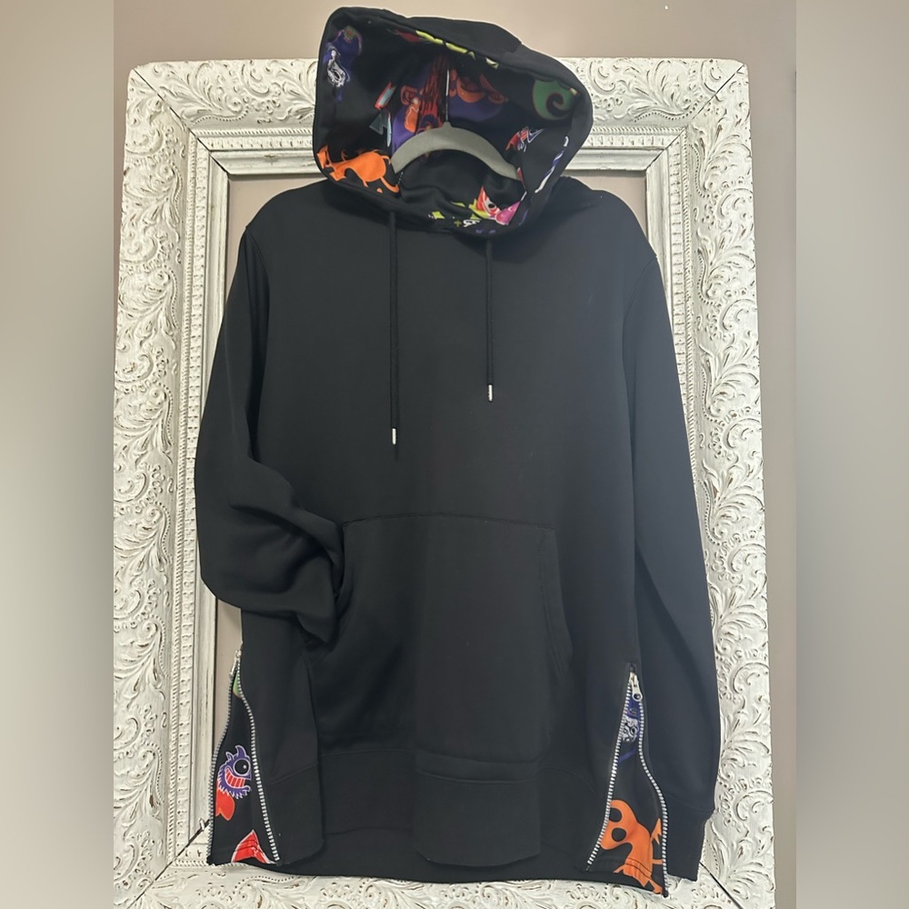 Royal Blue brand hoodie with graffiti trim lining. Size M. ❣️